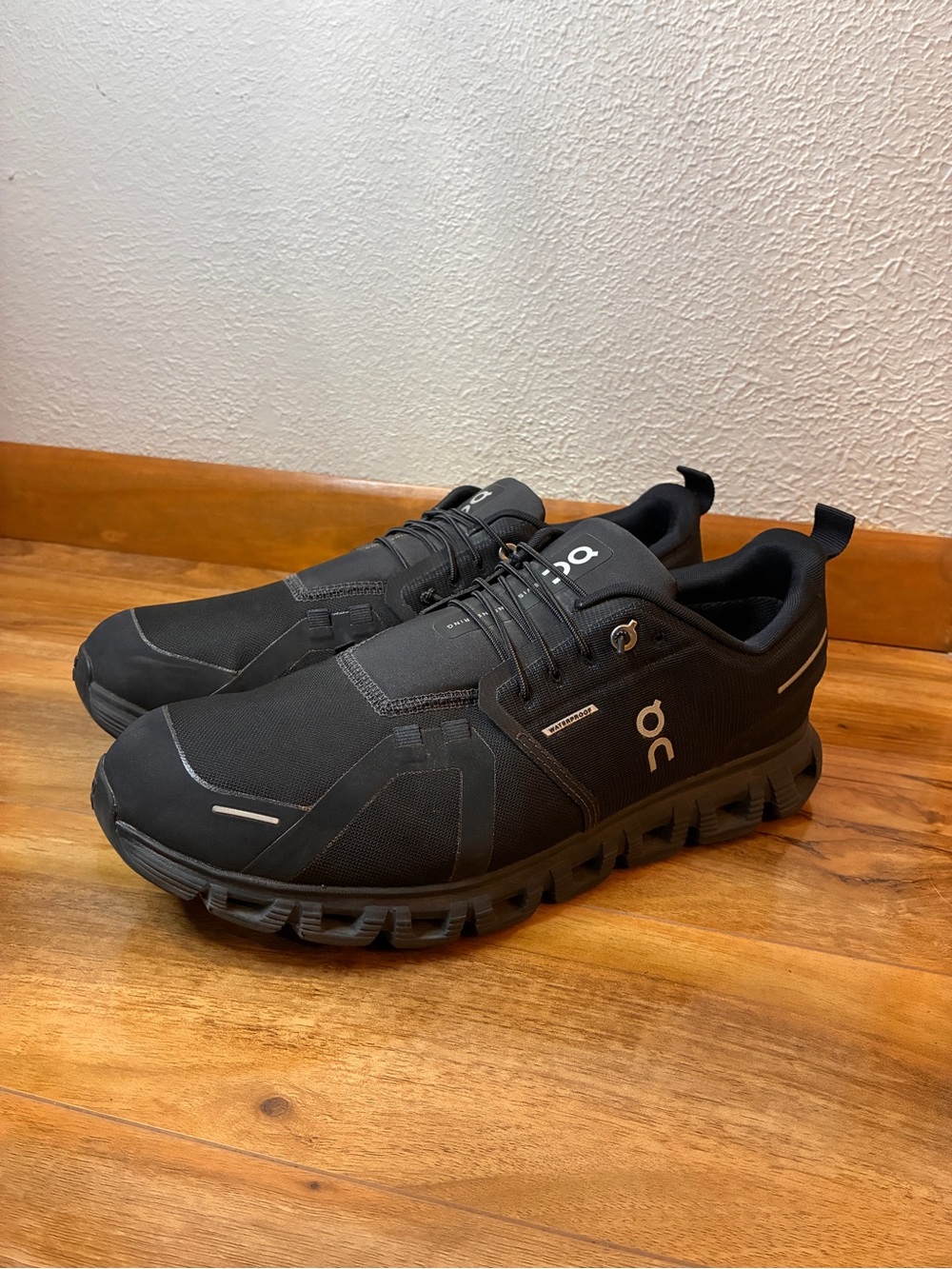 On Cloud 6 Men’s Waterproof Athletic Running Sneaker Shoes, black - size 10.5